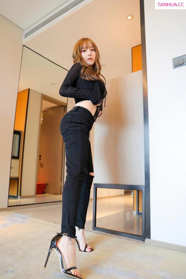豆瓣酱  灵动美女豆瓣酱 魅惑的黑色服饰第4张图片